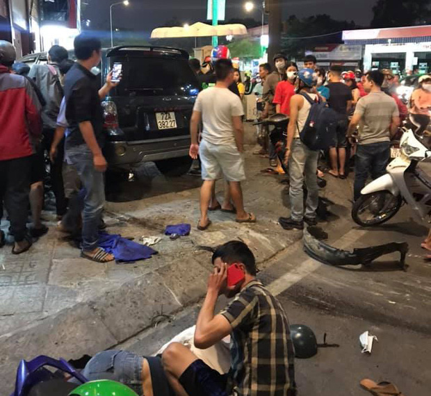 Ô tô điên tông hàng loạt xe máy tại giao lộ, nhiều nạn nhân nằm la liệt khiến người đi đường kinh hãi-3