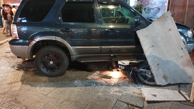 Ô tô điên tông hàng loạt xe máy tại giao lộ, nhiều nạn nhân nằm la liệt khiến người đi đường kinh hãi-4