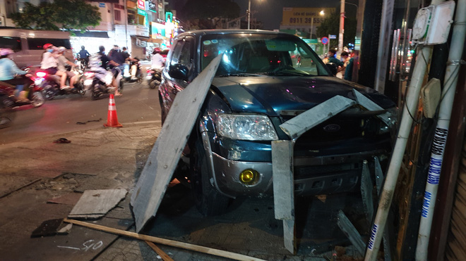 Ô tô điên tông hàng loạt xe máy tại giao lộ, nhiều nạn nhân nằm la liệt khiến người đi đường kinh hãi-6