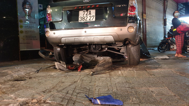 Ô tô điên tông hàng loạt xe máy tại giao lộ, nhiều nạn nhân nằm la liệt khiến người đi đường kinh hãi-5