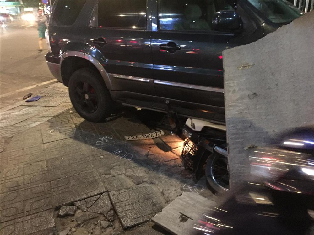 Ô tô điên tông hàng loạt xe máy tại giao lộ, nhiều nạn nhân nằm la liệt khiến người đi đường kinh hãi-2