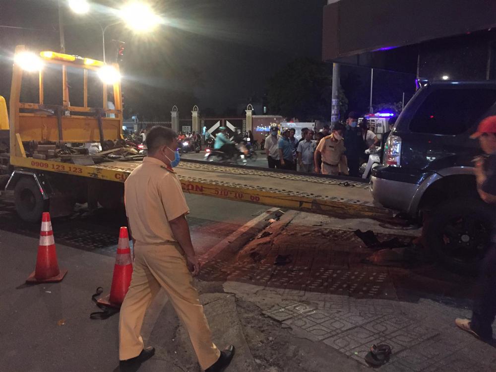 Ô tô điên tông hàng loạt xe máy tại giao lộ, nhiều nạn nhân nằm la liệt khiến người đi đường kinh hãi-10