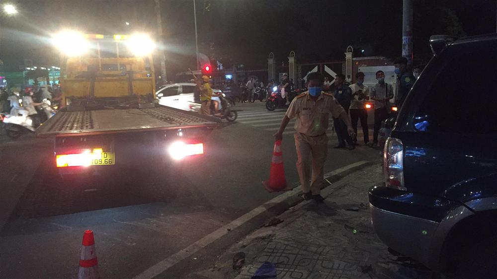 Ô tô điên tông hàng loạt xe máy tại giao lộ, nhiều nạn nhân nằm la liệt khiến người đi đường kinh hãi-11