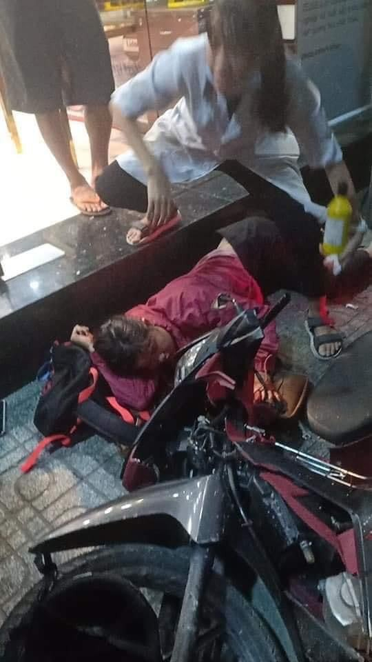 Ô tô điên tông hàng loạt xe máy tại giao lộ, nhiều nạn nhân nằm la liệt khiến người đi đường kinh hãi-12