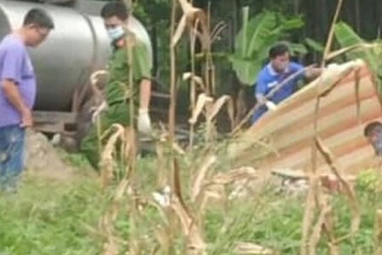 Hai vợ chồng chết bất thường trong bồn chứa phân