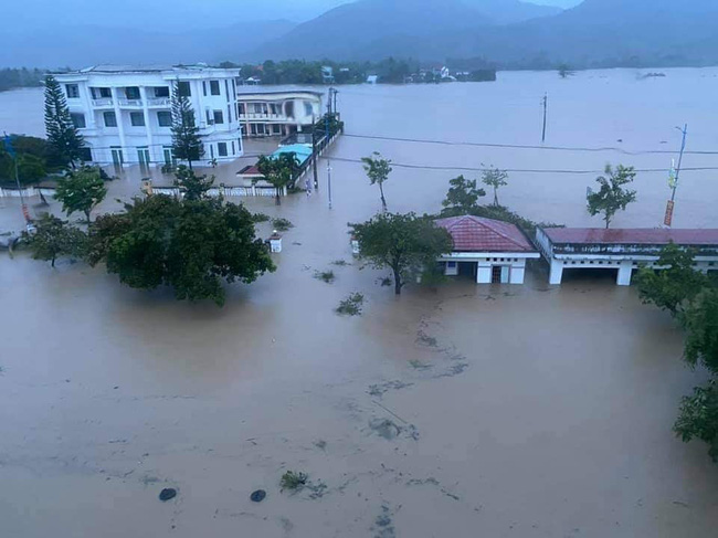 Mưa lớn sau bão số 12 gây ngập lụt nghiêm trọng, người dân Phú Yên chạy lũ trong đêm-1