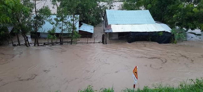 Mưa lớn sau bão số 12 gây ngập lụt nghiêm trọng, người dân Phú Yên chạy lũ trong đêm-2