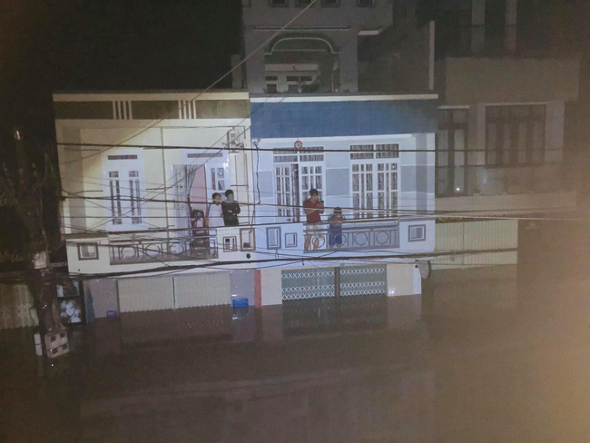 Mưa lớn sau bão số 12 gây ngập lụt nghiêm trọng, người dân Phú Yên chạy lũ trong đêm-3