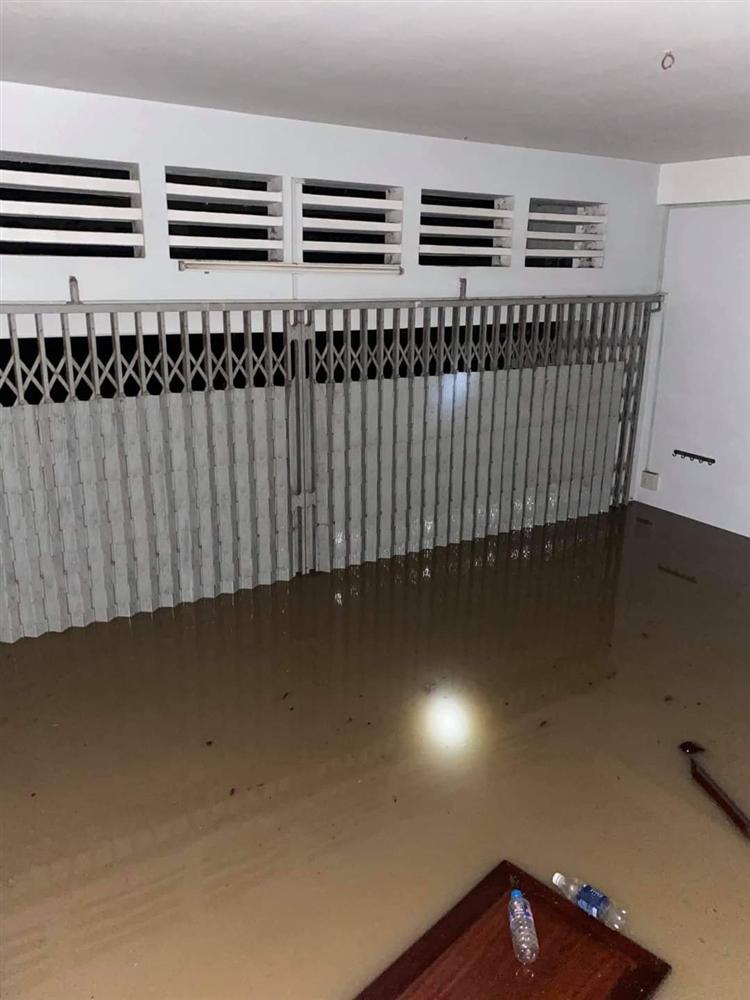 Mưa lớn sau bão số 12 gây ngập lụt nghiêm trọng, người dân Phú Yên chạy lũ trong đêm-4