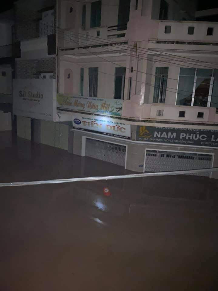 Mưa lớn sau bão số 12 gây ngập lụt nghiêm trọng, người dân Phú Yên chạy lũ trong đêm-5