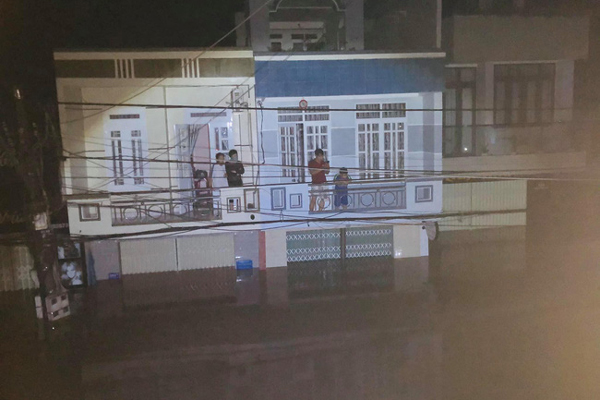 Sài Gòn không mưa, thành phố Thủ Đức vẫn ngập từ sáng đến trưa, dân bỏ nhà đi nơi khác-17