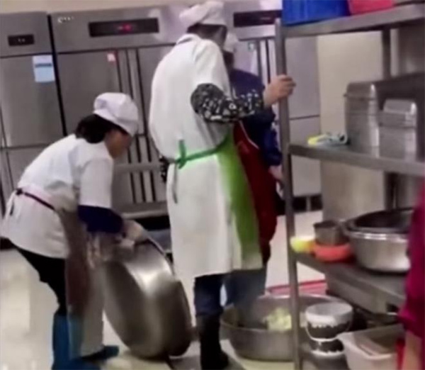 Rùng mình xem clip nhân viên căng tin trường đại học rửa rau bằng chân-1