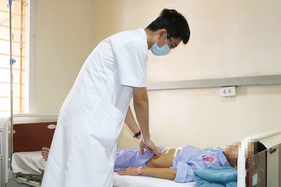 Thường xuyên chấm đồ ăn với tương ớt trong các bữa ăn, bé trai 11 tuổi bị thủng dạ dày