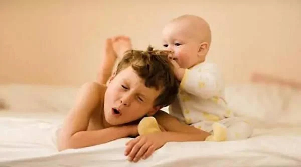 Bé nổi loạn và rất thích đánh người, bố mẹ chỉ cần áp dụng 3 nguyên tắc này để thay đổi-4