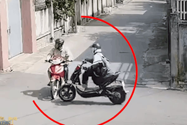 Land Rover mất lái lao khỏi đường, lộn vòng như chong chóng-1