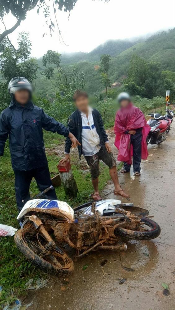 Tự ý dỡ rào chắn đi qua khu vực nguy hiểm, 2 thanh niên bị sạt lở núi vùi lấp suýt chết-2