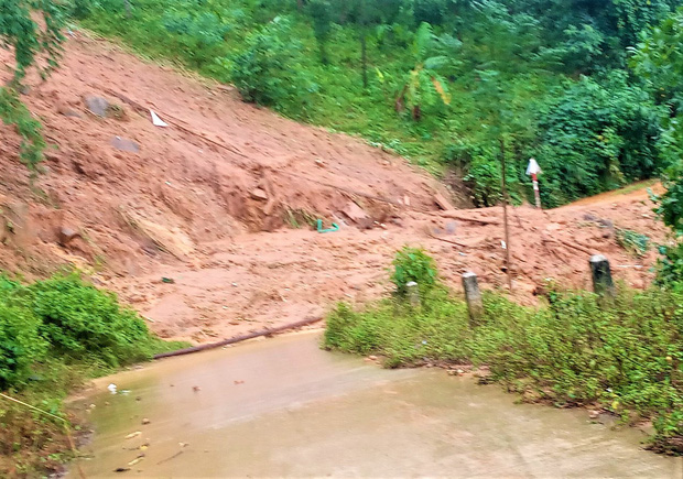 Tự ý dỡ rào chắn đi qua khu vực nguy hiểm, 2 thanh niên bị sạt lở núi vùi lấp suýt chết-3