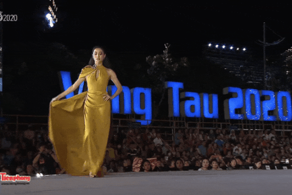 Thót tim trước khoảnh khắc xoay người lộ vòng 3 của HH Lương Thùy Linh ngay trên sàn catwalk