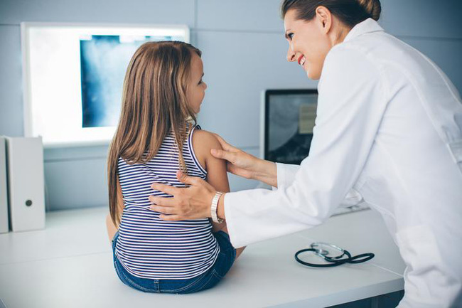 Thấy sự khác biệt rõ ràng này ở 2 chân của con, cha mẹ đau lòng khi bác sĩ nói con bị ung thư xương, việc phẫu thuật là một thách thức-1