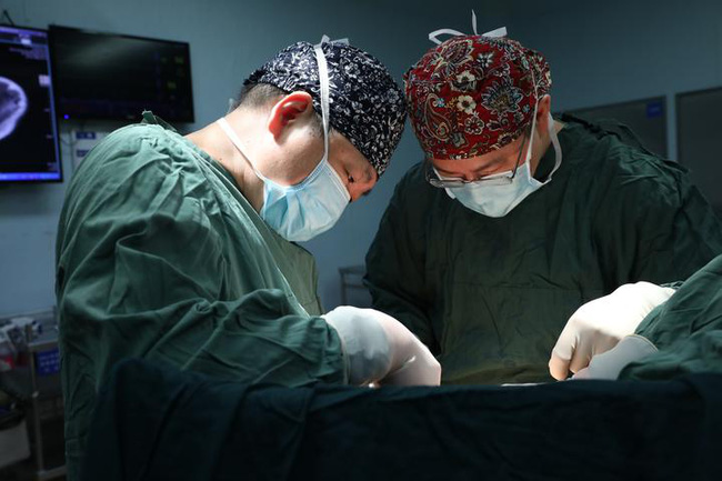 Thấy sự khác biệt rõ ràng này ở 2 chân của con, cha mẹ đau lòng khi bác sĩ nói con bị ung thư xương, việc phẫu thuật là một thách thức-3