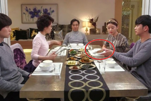 Mừng tiệc tân gia nhà rể cả, mẹ vợ nói kháy rể út Mang tiếng giám đốc mà không có nhà sang, anh chồng đáp trả 1 câu khiến bà bẽ mặt-3