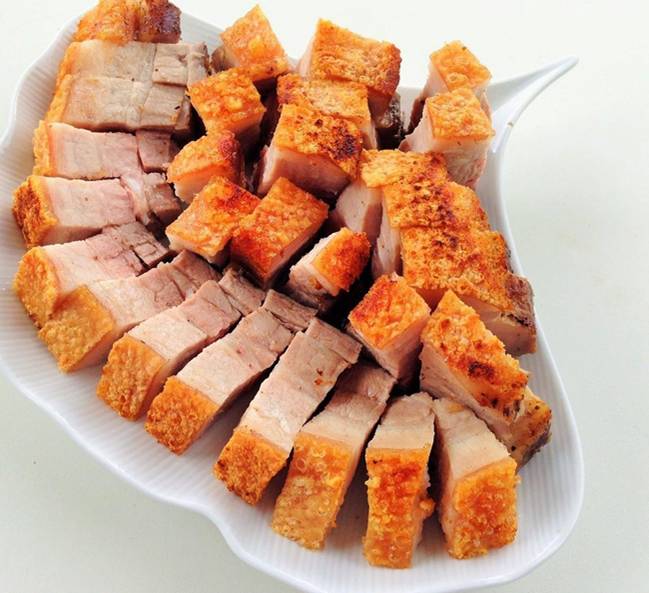 Mách chị em cách làm heo quay giòn rụm, vàng óng cho bữa tối, chẳng cần dầu mỡ nhờ nồi chiên không dầu-1