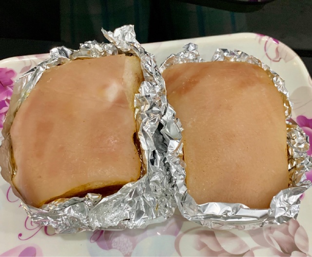 Mách chị em cách làm heo quay giòn rụm, vàng óng cho bữa tối, chẳng cần dầu mỡ nhờ nồi chiên không dầu-4