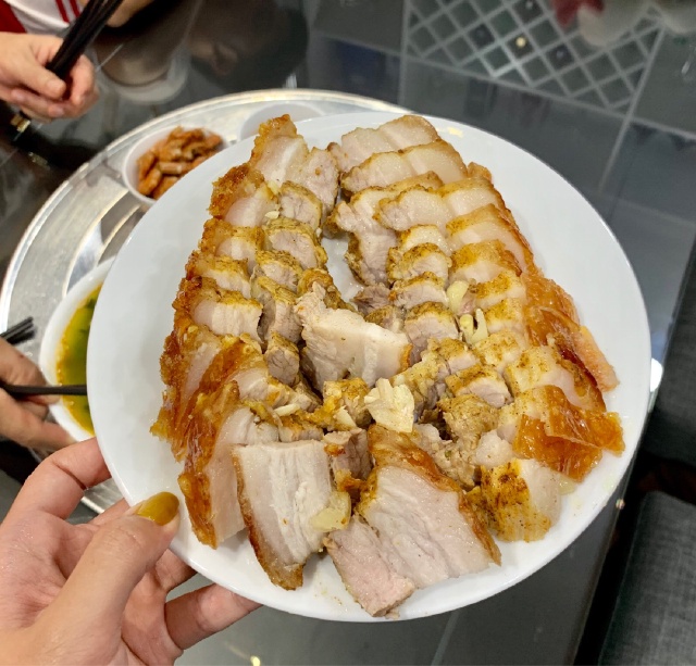 Mách chị em cách làm heo quay giòn rụm, vàng óng cho bữa tối, chẳng cần dầu mỡ nhờ nồi chiên không dầu-6