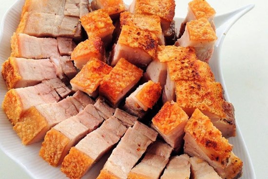 Mách chị em cách làm heo quay giòn rụm, vàng óng cho bữa tối, chẳng cần dầu mỡ nhờ nồi chiên không dầu