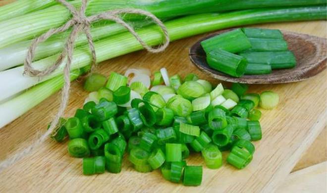 Chỉ mất 5 phút trồng vào lõi giấy vệ sinh, cả năm đỡ tốn tiền mua hành lá-1