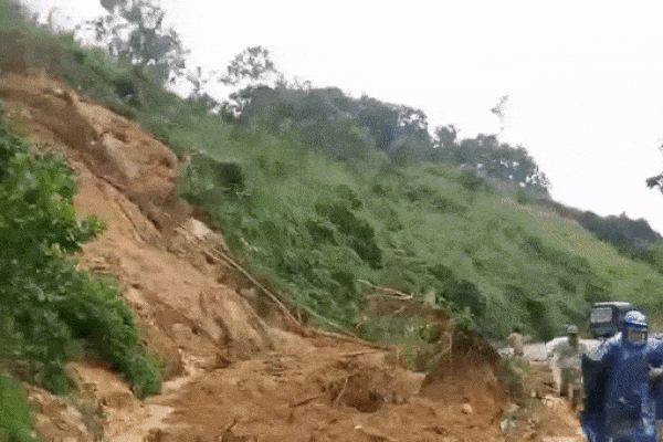 Nạn nhân vụ sạt lở núi bàng hoàng kể lại phút thoát chết: Tôi bị đất đá vùi, bò được ra ngoài cùng 1 người gãy chân-3
