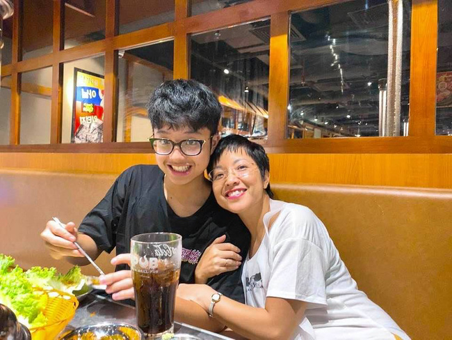 Thảo Vân vô tư đăng ảnh con trai mặc váy, Công Lý hốt hoảng vào nói đúng 4 từ mà mọi người cười ngất lên ngất xuống-4