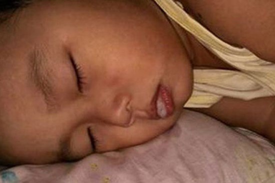Bé trai 5 tuổi tử vong khi đang ngủ trưa ở trường mầm non, nguyên nhân khiến phụ huynh và giáo viên đau lòng