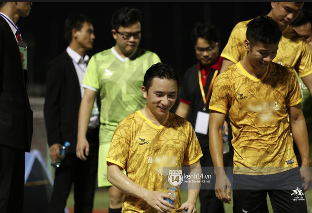 Dàn cầu thủ và sao Việt cực cháy trong trận bóng đá vì miền Trung, khoảnh khắc Jack - Quang Hải chung khung hình gây sốt-5
