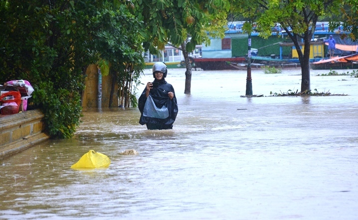 Dự báo thời tiết 12/11: Bão Vamco quần thảo Biển Đông, miền Trung hứng mưa to-1