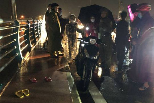 Clip: Kinh hãi cảnh nước dội xuống từ vách núi bên đèo Khánh Lê, rầm rầm như thác đổ-2