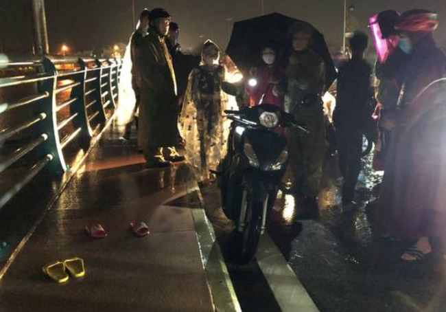 Quảng Ngãi: Mâu thuẫn gia đình, mẹ ôm 2 con lên cầu giữa lúc nước lũ dâng cao, để lại xe máy và 2 đôi dép-1