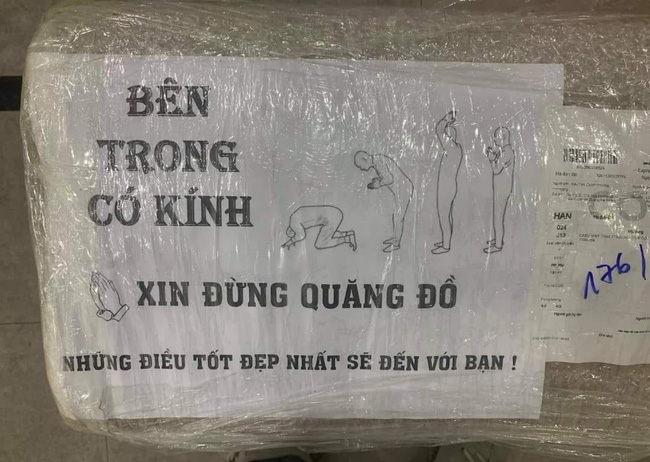 Đỉnh cao của xin hãy nhẹ tay, chủ cửa hàng ngay lập tức gây bão với dòng chữ in ngoài kiện hàng-1