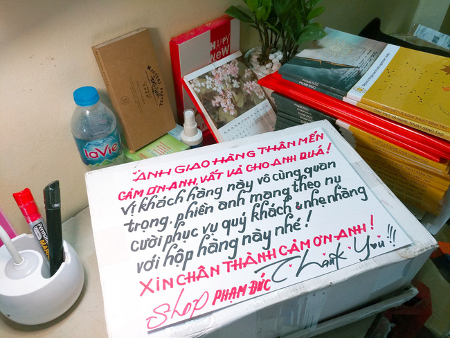 Đỉnh cao của xin hãy nhẹ tay, chủ cửa hàng ngay lập tức gây bão với dòng chữ in ngoài kiện hàng-2