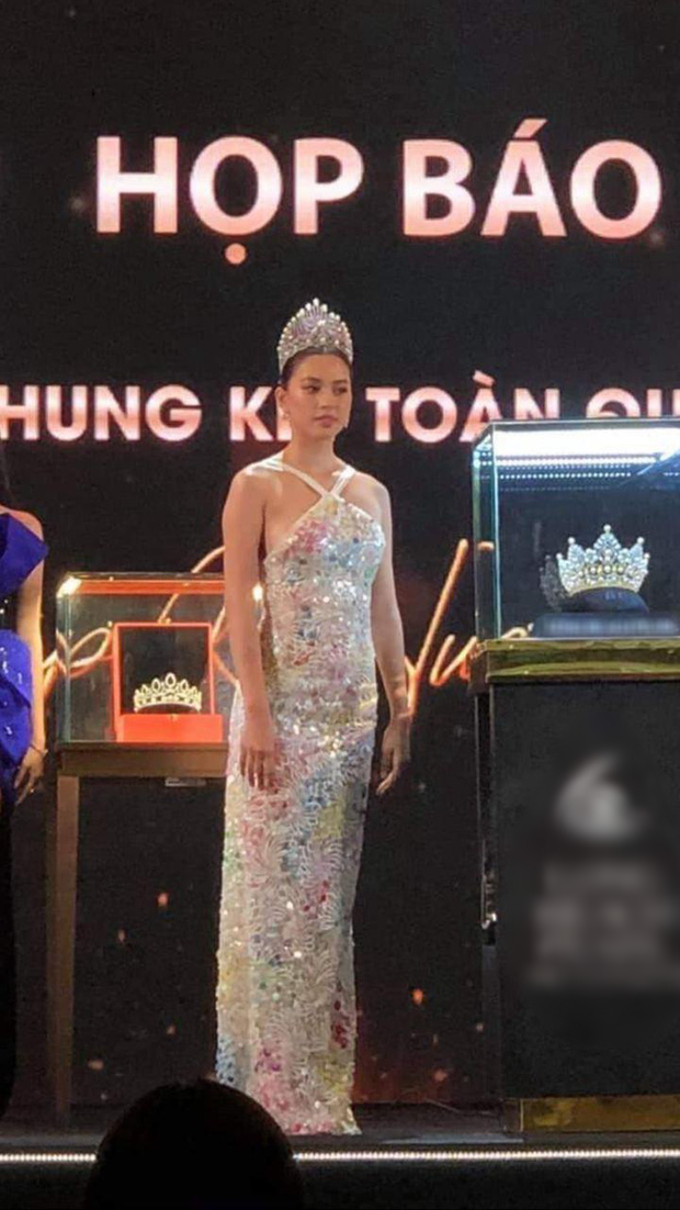 Ngã ngửa body Tiểu Vy qua ảnh đã chỉnh và trên livestream: Lộ loạt khuyết điểm vì váy hiểm hóc, nhan sắc có như kỳ vọng?-1