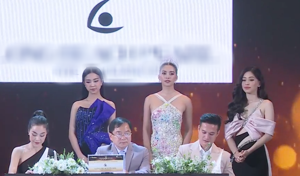 Ngã ngửa body Tiểu Vy qua ảnh đã chỉnh và trên livestream: Lộ loạt khuyết điểm vì váy hiểm hóc, nhan sắc có như kỳ vọng?-4