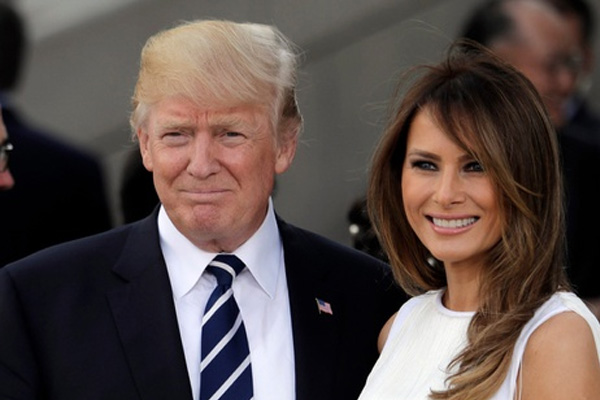 Bà Melania Trump đứng cách xa khỏi chồng, khoác chặt tay người tháp tùng làm bùng lên lần nữa nghi vấn đếm từng phút để ly hôn-8