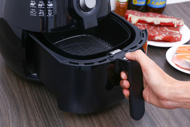 6 sai lầm thường thấy trong quá trình chế biến thức ăn bằng nồi chiên không dầu của các bà nội trợ, mắc phải điều số 2 chẳng khác nào phá máy!-2