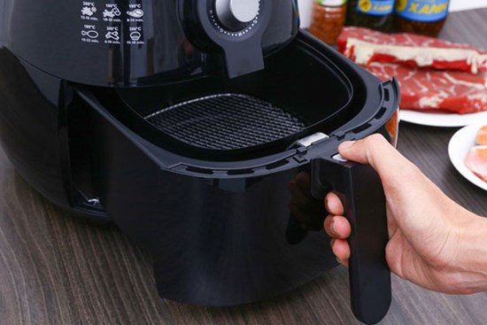 6 sai lầm thường thấy trong quá trình chế biến thức ăn bằng nồi chiên không dầu của các bà nội trợ, mắc phải điều số 2 chẳng khác nào 