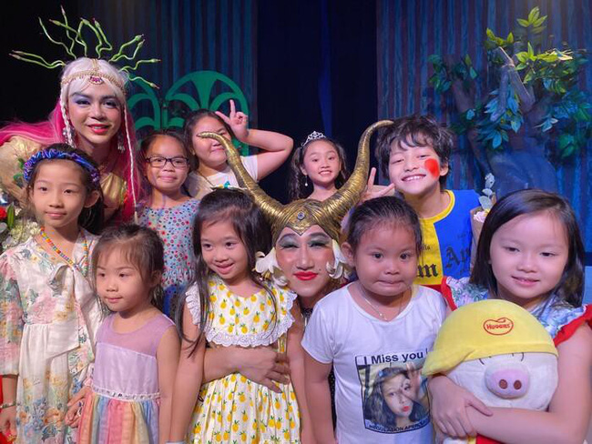 Hơn nửa năm sau ngày mẹ mất, con gái Mai Phương vẫn khiến mọi người xót xa nhưng phần nào an tâm vì được người này nuôi dạy-3