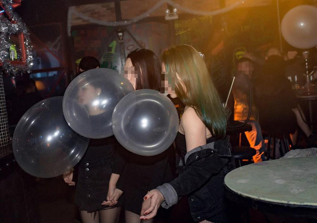 Bác sỹ từng chữa gần 10 ca nhập viện vì bóng cười: Có người đi như bò mới đẻ, không điều trị kịp sẽ bị liệt nửa người”-3