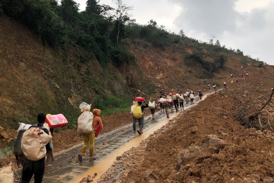 Xúc động hình ảnh đoàn cứu trợ gùi hàng leo dốc hơn 10km giúp đỡ người dân vùng sâu, bị cô lập-1