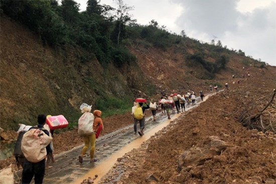 Xúc động hình ảnh đoàn cứu trợ gùi hàng leo dốc hơn 10km giúp đỡ người dân vùng sâu, bị cô lập