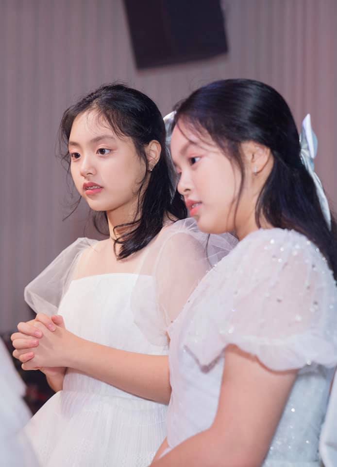 Bất ngờ trước nhan sắc hai cô con gái nhà Bùi Thúy Hạnh: Góc nghiêng thần thánh khoe sống mũi cao, thẳng tắp khiến mẹ tự hào-4
