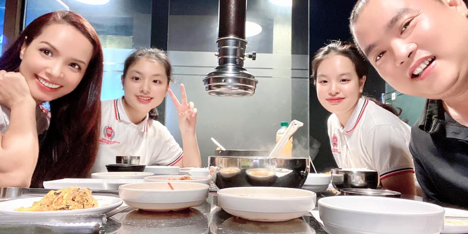 Bất ngờ trước nhan sắc hai cô con gái nhà Bùi Thúy Hạnh: Góc nghiêng thần thánh khoe sống mũi cao, thẳng tắp khiến mẹ tự hào-9